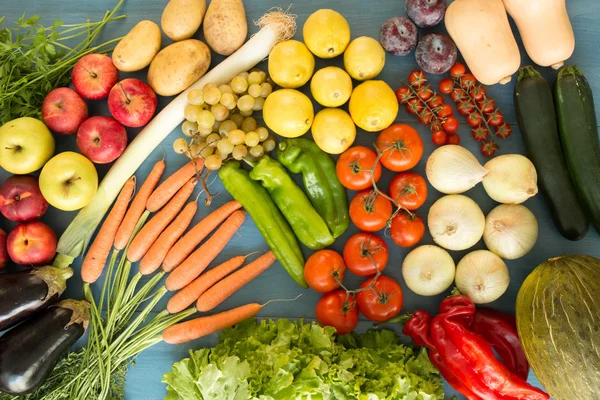 Ingredientes saborosos para uma salada saudável — Fotografia de Stock