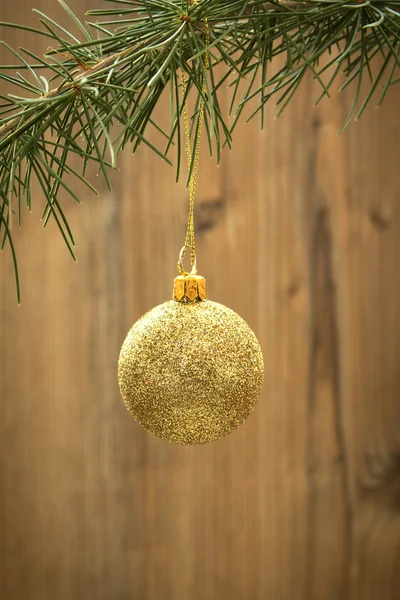 Bola de Natal dourada — Fotografia de Stock