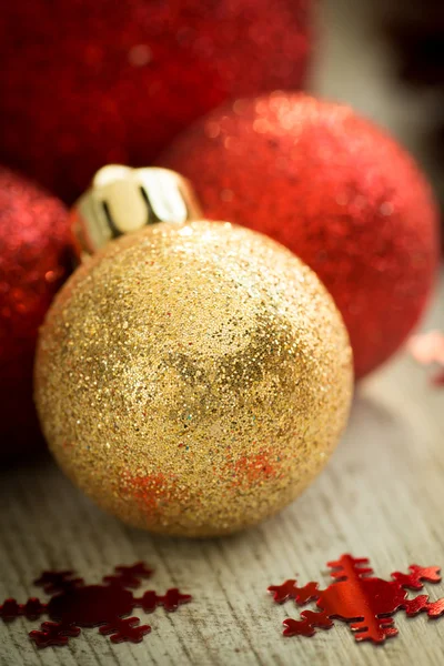 Bolas de natal no fundo de madeira — Fotografia de Stock