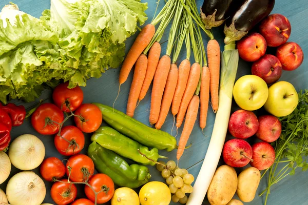 Ingredientes saborosos para uma salada saudável — Fotografia de Stock