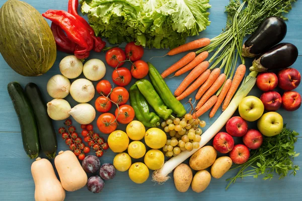 Composição com produtos hortícolas orgânicos brutos variados — Fotografia de Stock