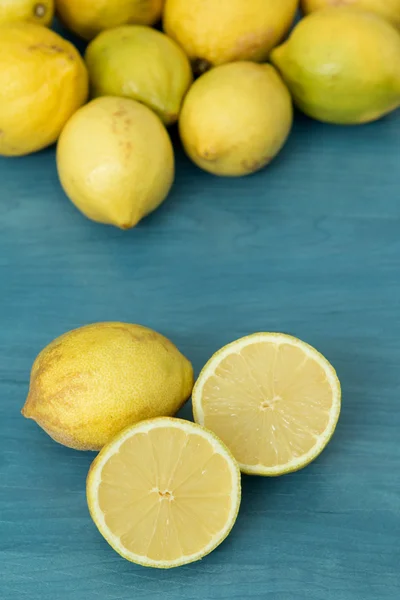 Limoni su un legno azzurro — Foto Stock