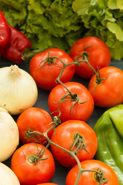 Ingredientes saborosos para uma salada saudável — Fotografia de Stock