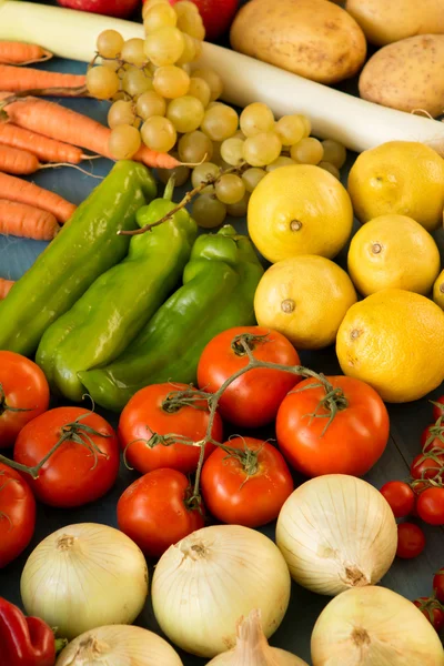 Ingredientes saborosos para uma salada saudável — Fotografia de Stock