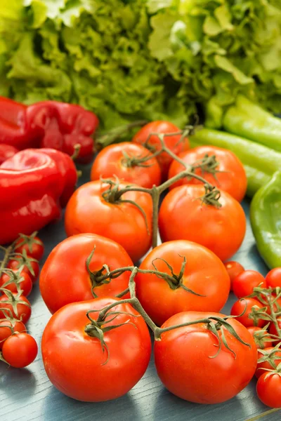 Ingredientes saborosos para uma salada saudável — Fotografia de Stock