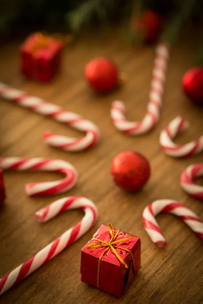 Snoep stokken met kerstballen — Stockfoto