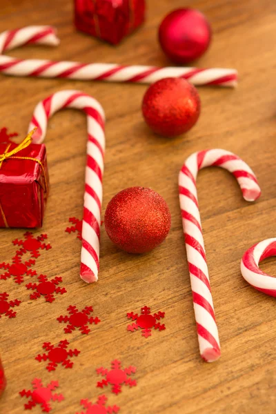 クリスマス ボールとキャンディー — ストック写真