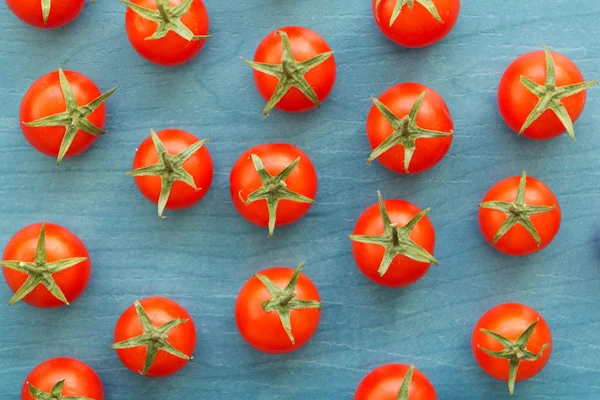 Маленькие помидоры черри — стоковое фото