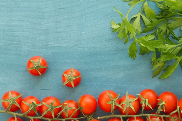 Маленькие помидоры черри на голубой деревяшке — стоковое фото