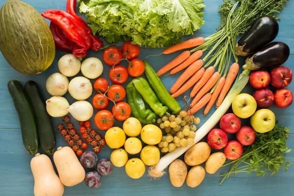 Composição com produtos hortícolas orgânicos brutos variados — Fotografia de Stock