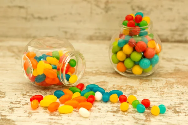 Beaucoup de bonbons dans des verres avec différentes couleurs — Photo