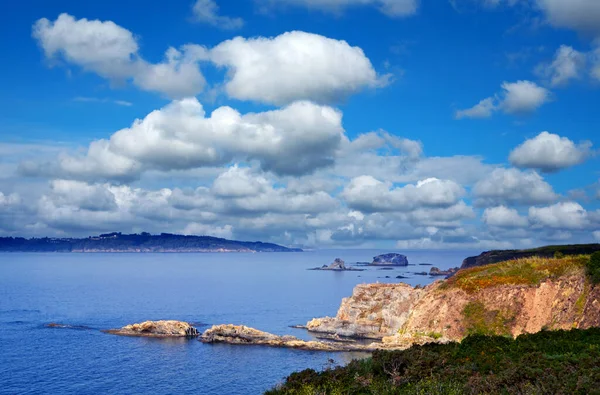 美丽的风景 一个孤独的海滩 背景是令人赞叹的天空 — 图库照片