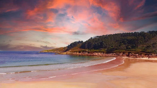 Bel Paesaggio Una Spiaggia Solitaria Con Cielo Mozzafiato Sullo Sfondo — Foto Stock