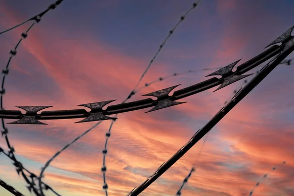 Prikkeldraad Dramatische Hemel Achtergrond Bij Zonsondergang Selectieve Focus — Stockfoto