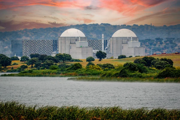 Usina Nuclear Espanhola Lado Rio Com Céu Deslumbrante Fundo — Fotografia de Stock