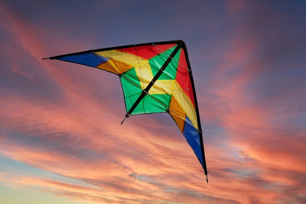 Cometa Colores Volando Medio Una Hermosa Puesta Sol —  Fotos de Stock