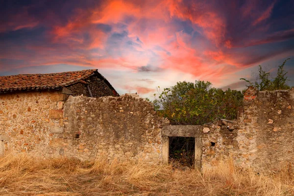 Παλιό Κατεστραμμένο Σπίτι Όμορφο Πορτοκαλί Ουρανό Κατά Διάρκεια Του Ηλιοβασιλέματος — Φωτογραφία Αρχείου