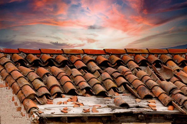 Damaged Old Roof Stunning Orange Sky Background — Stock Photo, Image