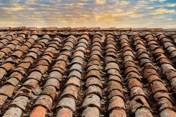 Beschädigtes Altes Dach Mit Einem Atemberaubenden Orangen Himmel Als Hintergrund — Stockfoto