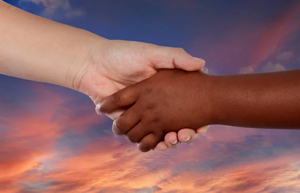 Stretta Mano Tra Due Mani Con Colori Diversi Cielo Incredibile — Foto Stock