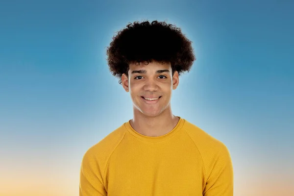 Afrikaner Mit Gelbem Shirt Auf Blauem Hintergrund — Stockfoto