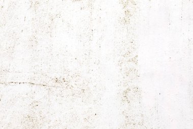 Aşınmış boya ve çatlaklarla dolu bir duvarın yüzeyi.