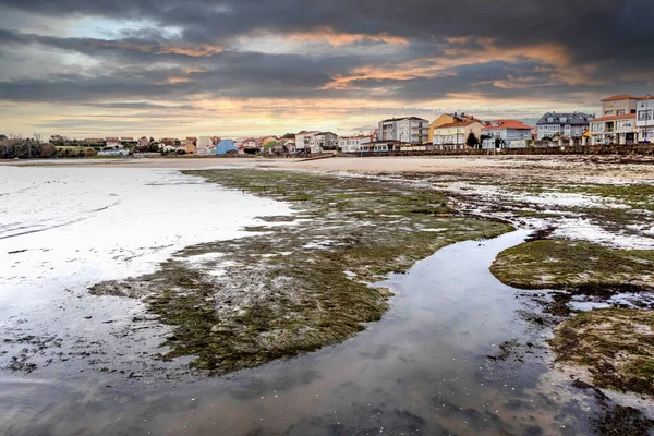 Mooie Spaanse Badplaats Bij Vloed — Stockfoto