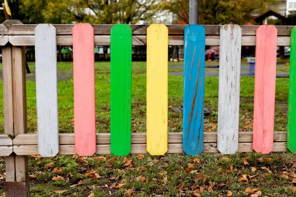 Regnbåge Trästaket Kid Lekplats Hösten — Stockfoto