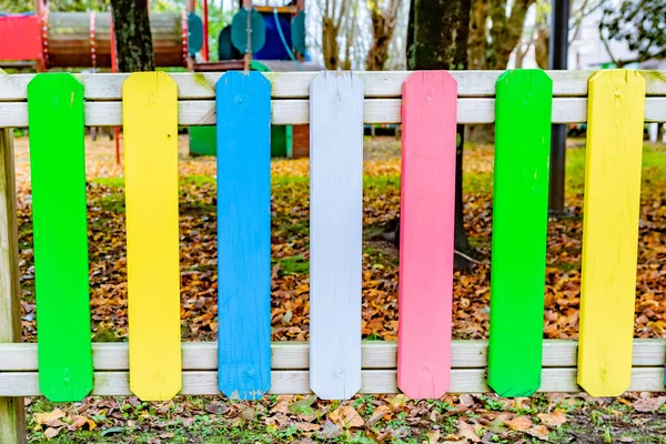 秋天儿童游乐场上的彩虹木栅栏 — 图库照片