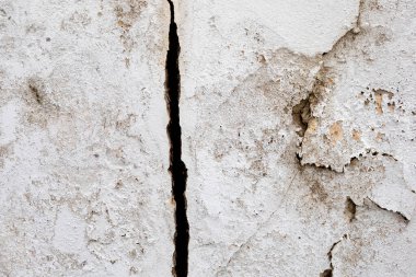 Beton zeminde çatlak var. Hasarlı duvar