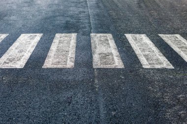 Yol yüzeyi işaretleme ve trafik kavramı - yaya geçidini kapatın 