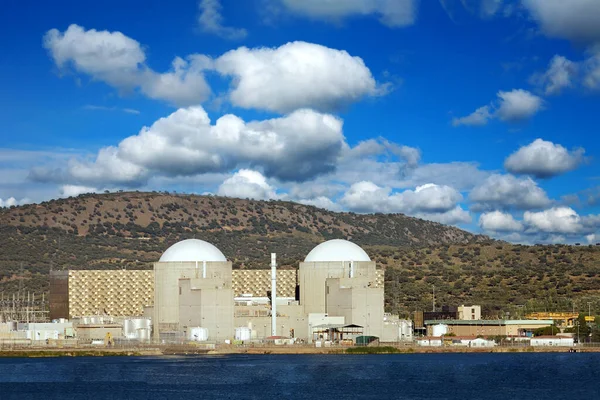 Πυρηνικό Εργοστάσιο Κάτω Από Ένα Καταπληκτικό Γαλάζιο Ουρανό Αφράτα Σύννεφα — Φωτογραφία Αρχείου