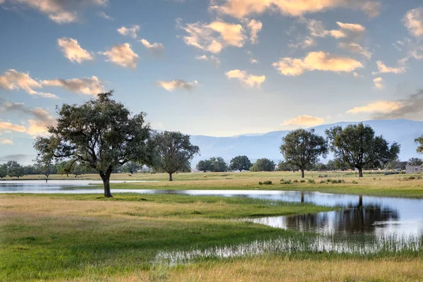 Bela Paisagem Espanhola Com Lago Belo Céu — Fotografia de Stock