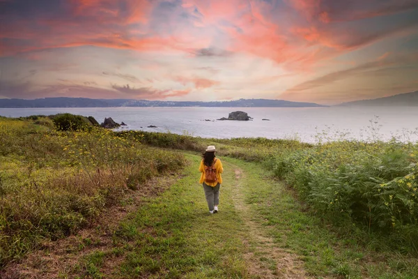 Brunetka Kobieta Cieszy Się Spacer Pod Niesamowitym Niebem — Zdjęcie stockowe