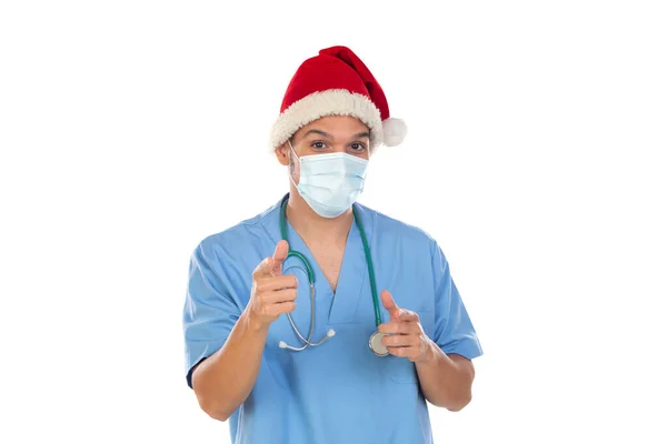 アフリカの医師身に着けていますクリスマスの帽子でコロナウイルス時間白い背景に隔離 — ストック写真