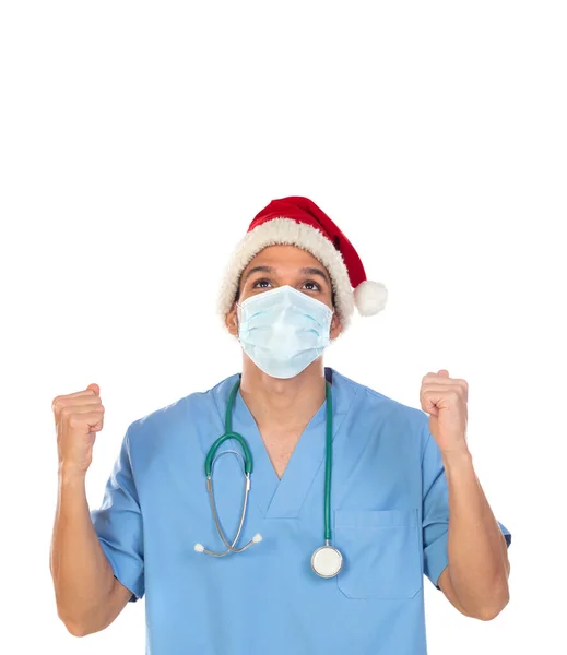 アフリカの医師身に着けていますクリスマスの帽子でコロナウイルス時間白い背景に隔離 — ストック写真
