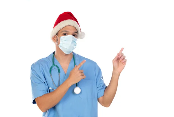 Médico Africano Con Sombrero Navidad Momento Del Coronavirus Aislado Sobre — Foto de Stock