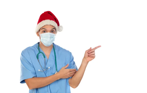 Afrikanischer Arzt Mit Weihnachtsmütze Zur Zeit Des Coronavirus Isoliert Auf — Stockfoto