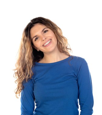 Dalgalı saçlı güzel bir kadın beyaz arka planda izole edilmiş.