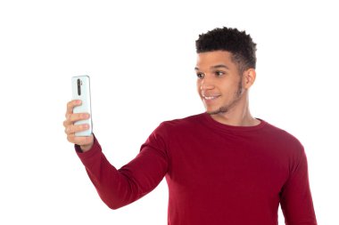 Beyaz arka planda kısa saçlı, Latin bir adam.