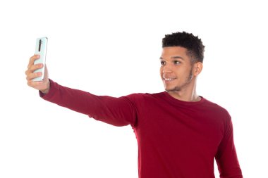 Beyaz arka planda kısa saçlı, Latin bir adam.