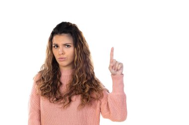 Beyaz arka planda pembe yün kazaklı, orta yaşlı, güzel bir kadın.