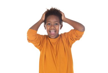 Beyaz arka planda siyah saçlı, komik bir çocuk.