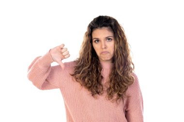 Beyaz arka planda pembe yün kazaklı, orta yaşlı, güzel bir kadın.