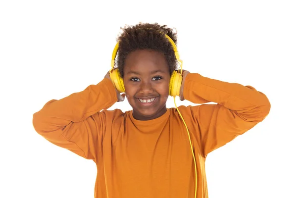 Afrykański Chłopiec Słuchanie Muzyki Żółtych Słuchawkach Białym Tle — Zdjęcie stockowe