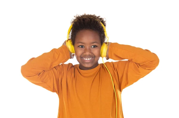 Menino Africano Ouvindo Música Fones Ouvido Amarelos Fundo Branco — Fotografia de Stock