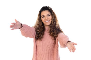 Beyaz arka planda pembe yün kazaklı, orta yaşlı, güzel bir kadın.