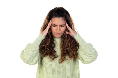 Beyaz arka planda yeşil yün kazaklı, orta yaşlı, güzel bir kadın.