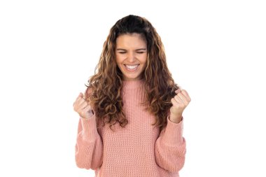 Beyaz arka planda pembe yün kazaklı, orta yaşlı, güzel bir kadın.