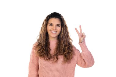 Beyaz arka planda pembe yün kazaklı, orta yaşlı, güzel bir kadın.